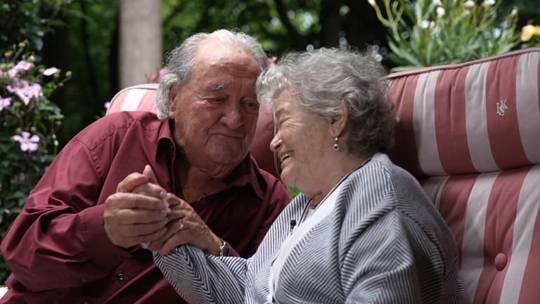 Ivar und Dagmar Buterfas-Frankenthal, wie sie sich an der Hand halten und anlächeln