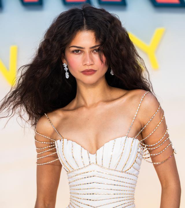 Auf dem Bild zu sehen ist Zendaya auf der Spider-Man Brand New Day Premiere in weißem Kleid.