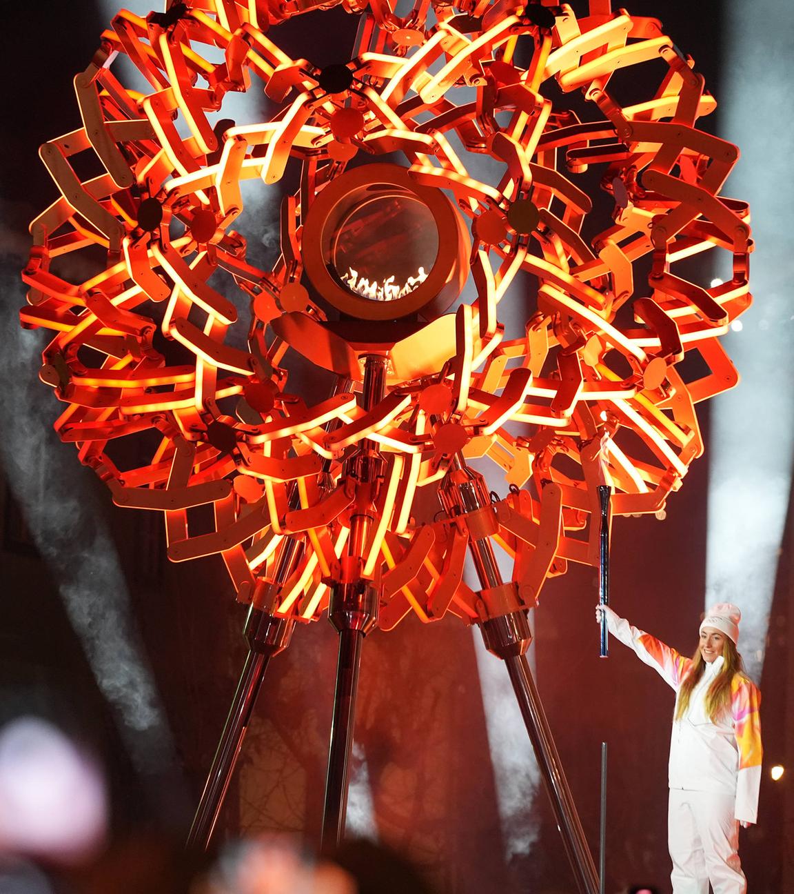 Sofia Goggia mit der Olympischen Flamme.