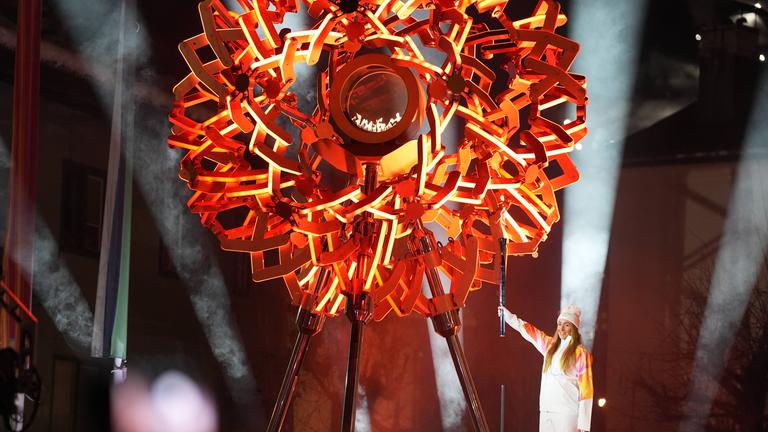 Sofia Goggia mit der Olympischen Flamme.