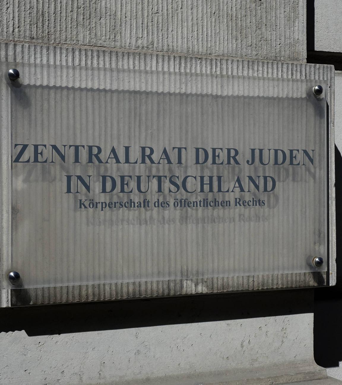 Schild des Zentralrats der Juden am Leo-Baeck-Haus in Berlin.