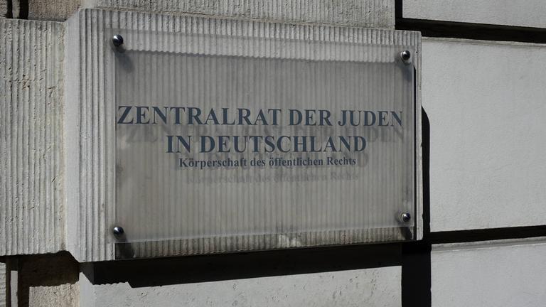 Schild des Zentralrats der Juden am Leo-Baeck-Haus in Berlin.