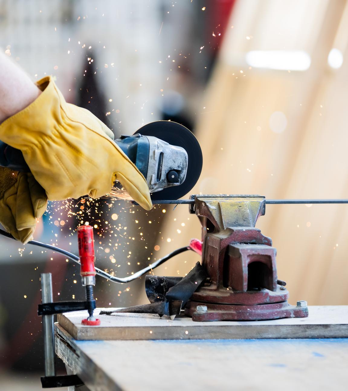 Handwerker sägt mit mit einer Handkreissäge