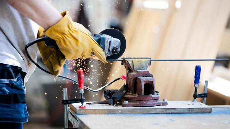 Handwerker sägt mit mit einer Handkreissäge