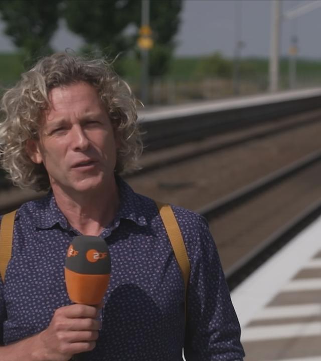 ZDF Reporter an leerem Bahnhof