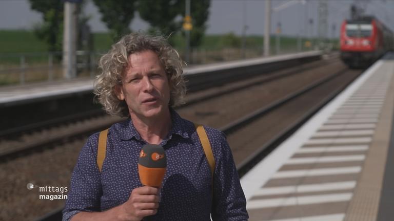 ZDF Reporter an leerem Bahnhof