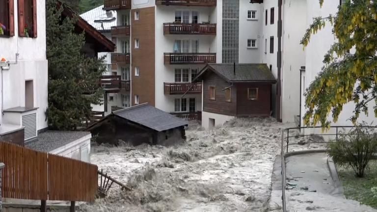 Im Schweizer Ferienort Zermatt tritt der Triftbach über die Ufer