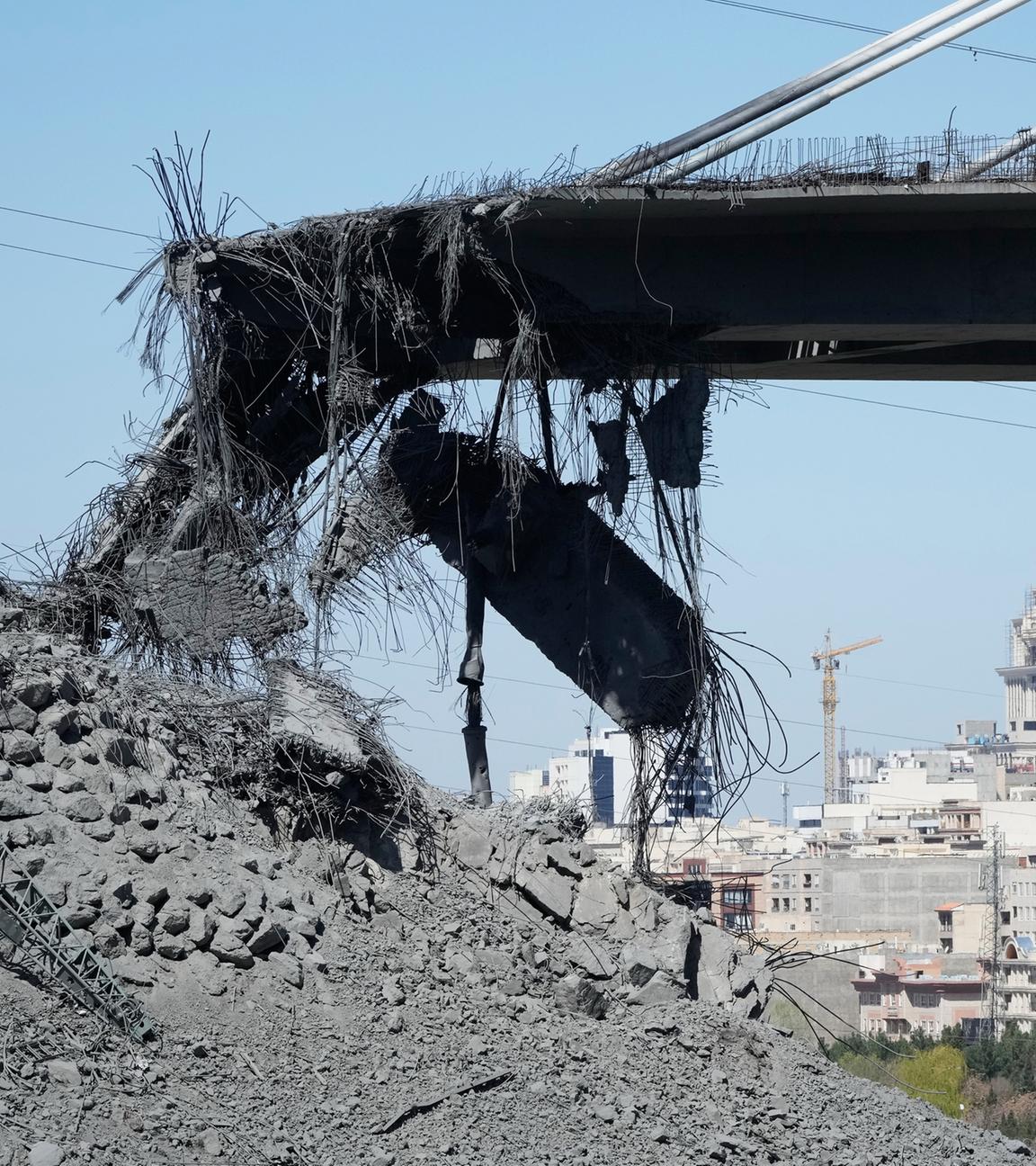 Zerstörte Brücke in Karadsch (Iran), aufgenommen am 03.04.2026