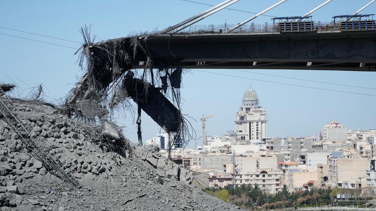 Zerstörte Brücke in Karadsch (Iran), aufgenommen am 03.04.2026