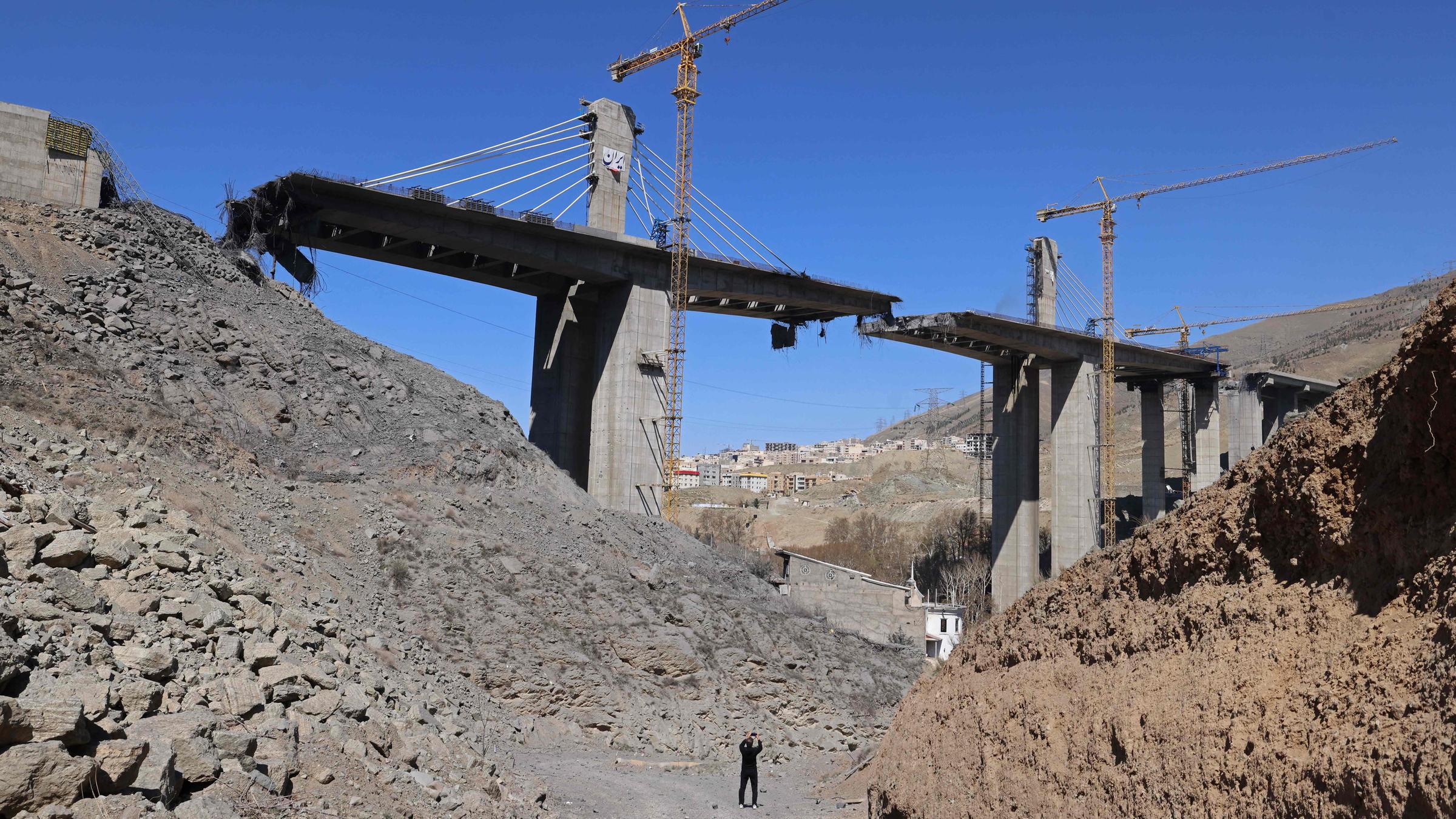 Zerstörte Brücke in Karaj (Iran), aufgenommen am 03.04.2026