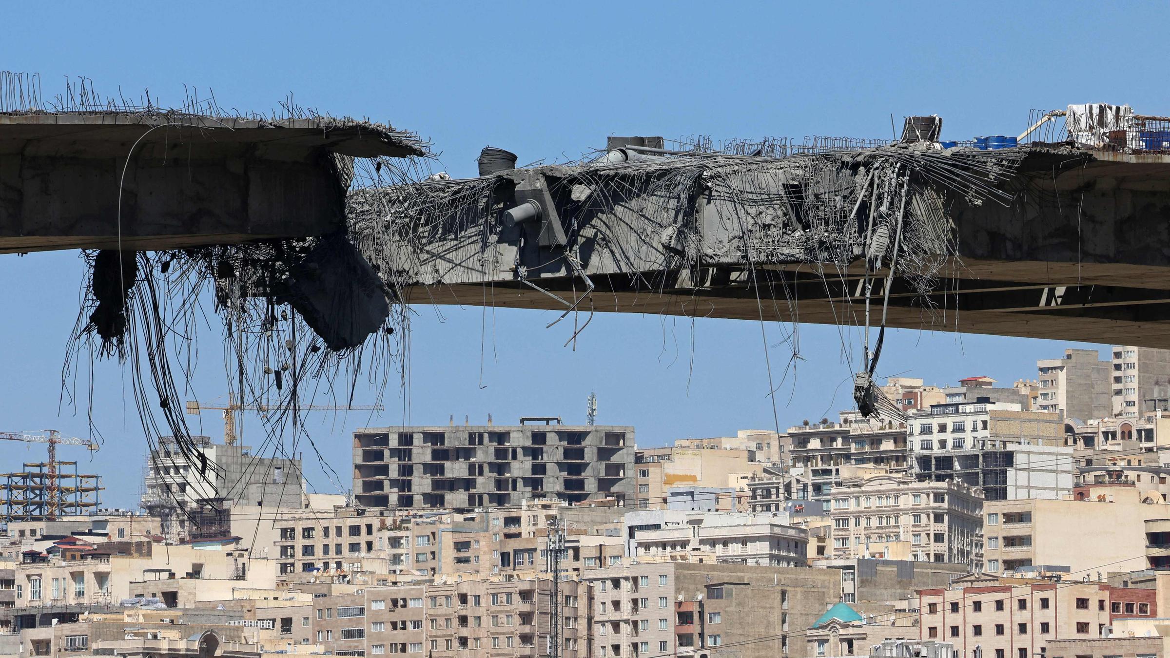 Zerstörte Brücke in Karaj (Iran), aufgenommen am 03.04.2026