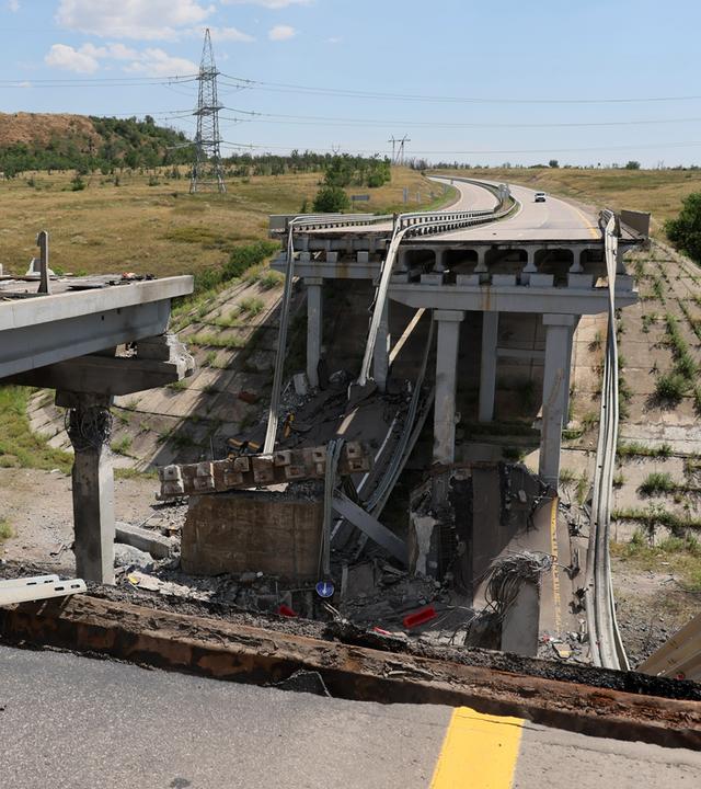 Zerstörte Brücke zwischen Donezk und Mariupol 