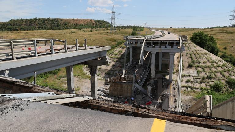 Zerstörte Brücke zwischen Donezk und Mariupol 