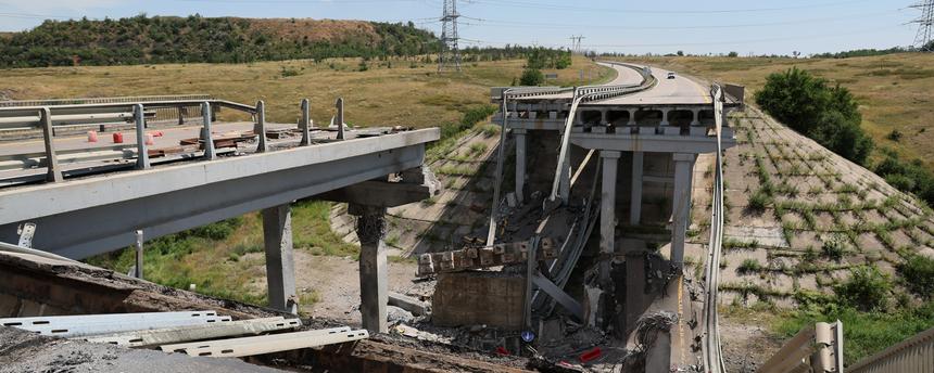 Zerstörte Brücke zwischen Donezk und Mariupol 