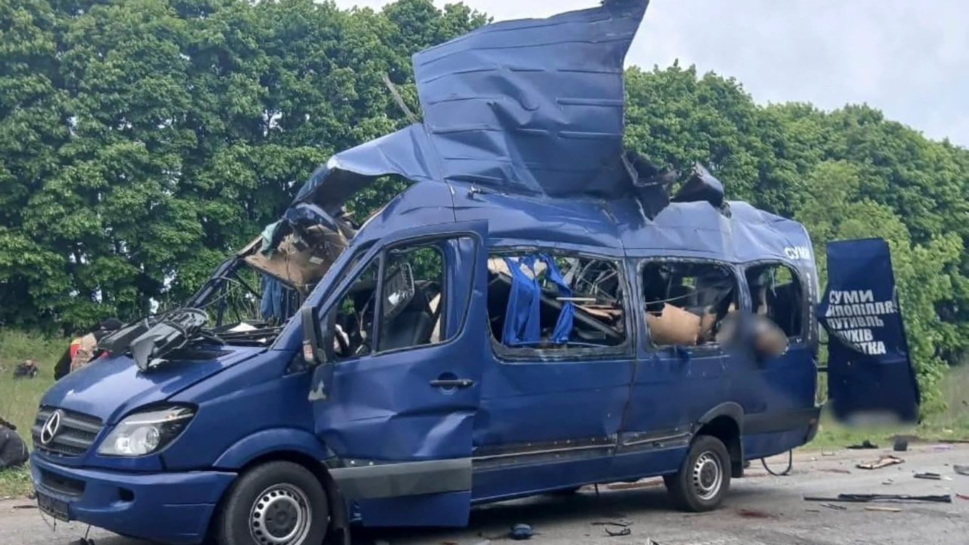 Ein von der Pressestelle der Nationalen Polizei der Ukraine zur Verfügung gestelltes Handout-Foto zeigt einen zerstörten Bus auf einer Straße in der Region Sumy, Nordostukraine.