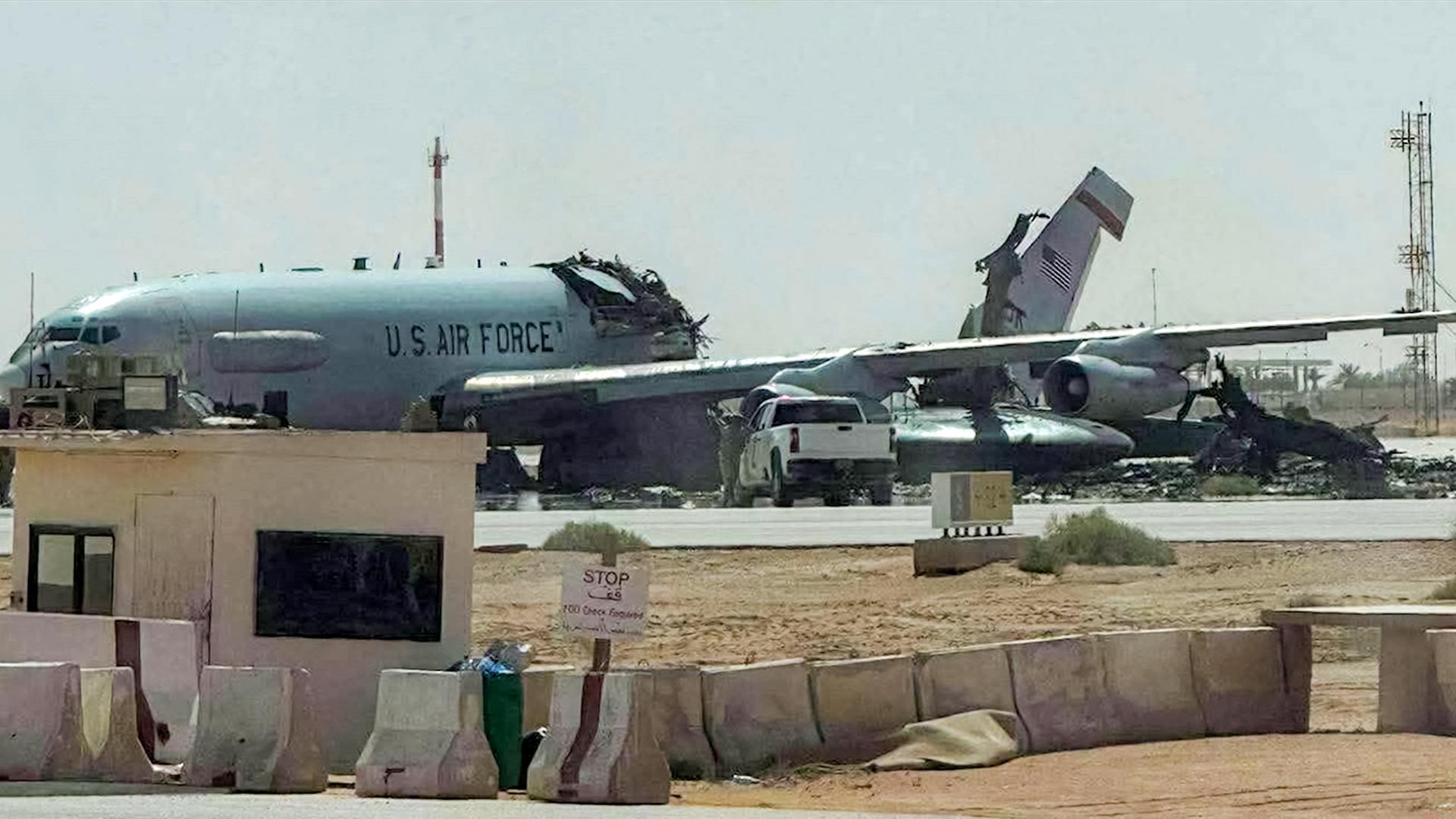Ein zerstörtes AWACS (Airborne Warning and Control System)-Flugzeug der US-Luftwaffe