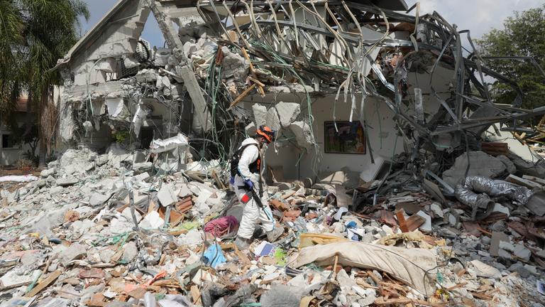 Archiv: Ein israelischer Soldat geht am Mittwoch, den 11. Oktober 2023, an einem von Hamas-Kämpfern zerstörten Haus im Kibbuz Be'eri, Israel, vorbei. 