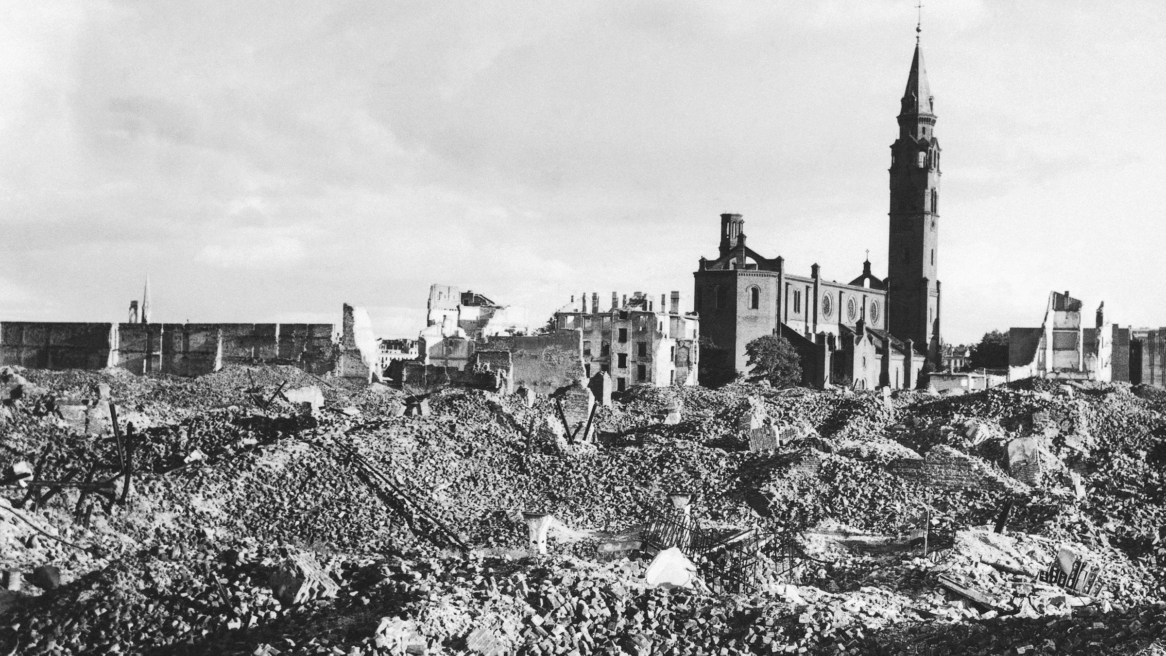 Blick auf völlig zerstörte Häuser und Steine in Warschau, aufgeneommen am 13.10.1945 