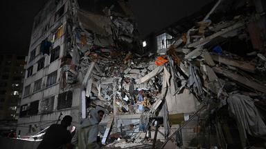Menschen betrachten ein eingestürztes Gebäude im Stadtviertel Altamira nach einem Erdbeben in Caracas am 24. Juni 2026. 