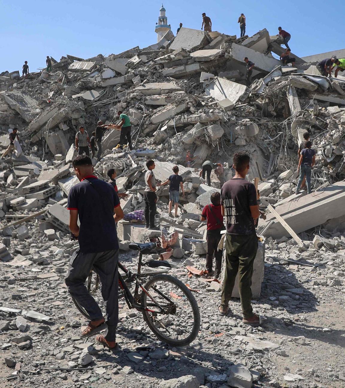 Palästinenser durchsuchen am 15. September 2025 die Trümmer des al-Ghafari-Turms nach dessen Zerstörung durch israelische Luftangriffe in Gaza-Stadt.