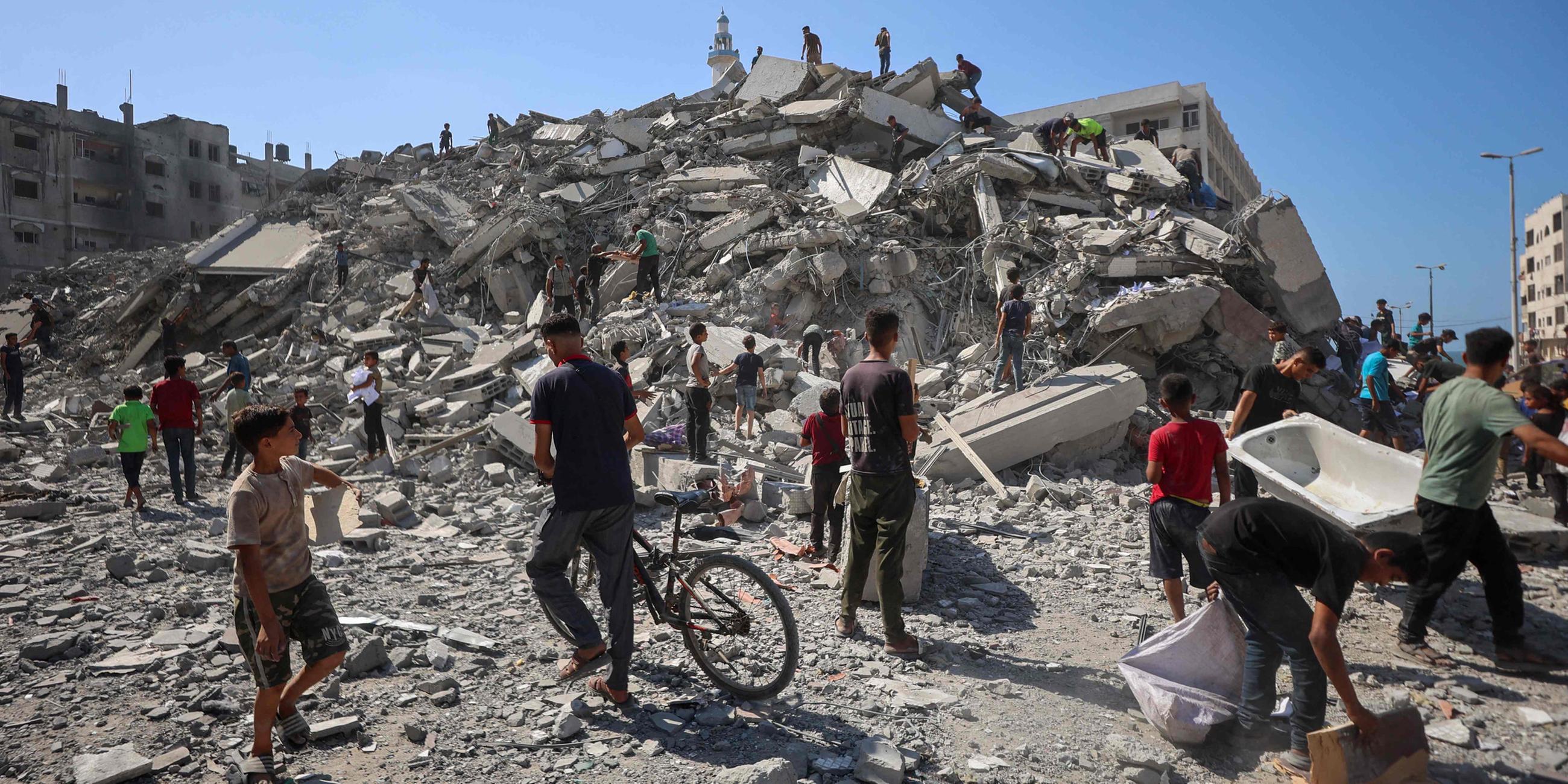 Palästinenser durchsuchen am 15. September 2025 die Trümmer des al-Ghafari-Turms nach dessen Zerstörung durch israelische Luftangriffe in Gaza-Stadt.