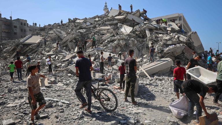 Palästinenser durchsuchen am 15. September 2025 die Trümmer des al-Ghafari-Turms nach dessen Zerstörung durch israelische Luftangriffe in Gaza-Stadt.