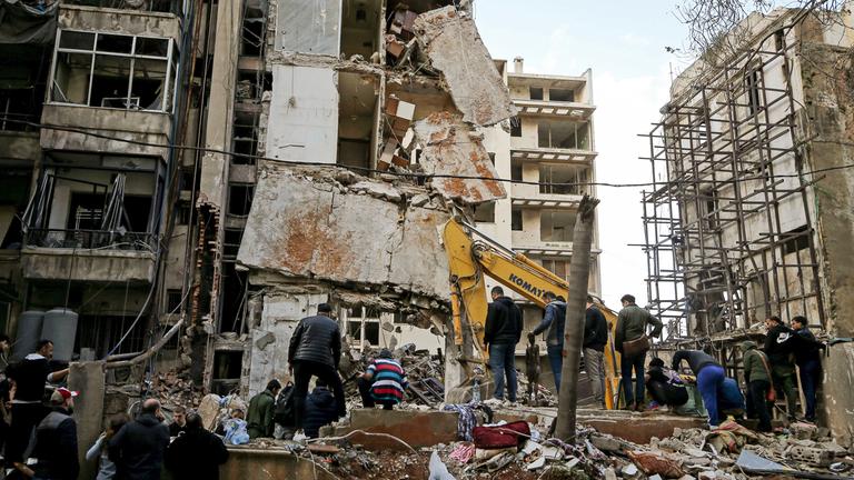 Anwohner und Mitarbeiter des Zivilschutzes suchen in den Trümmer eines nach einem israelischen Luftangriff eingestüzten Hauses nach Opfern, aufgenommen am 13.04.2026