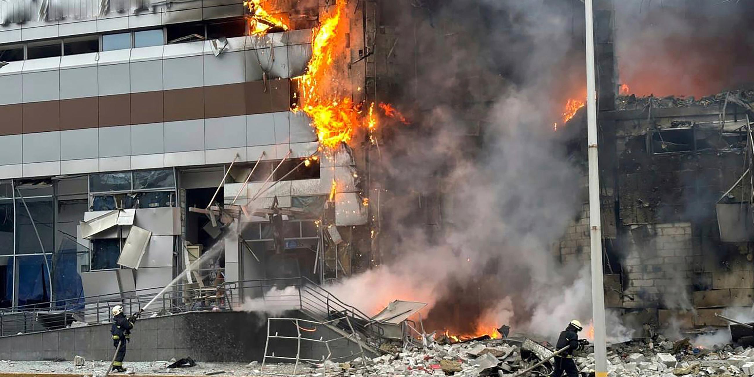 Auf diesem vom ukrainischen Notdienst über AP zur Verfügung gestellten Foto arbeiten Feuerwehrleute an einem Gebäude, das nach einem russischen Angriff in Kiew beschädigt wurde.