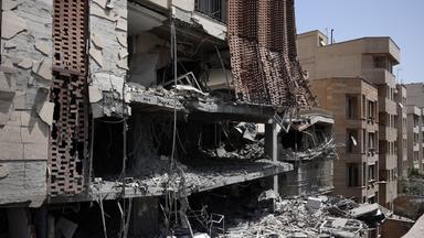 Ein durch einen israelischen Luftangriff beschädigtes Gebäude in Teheran.