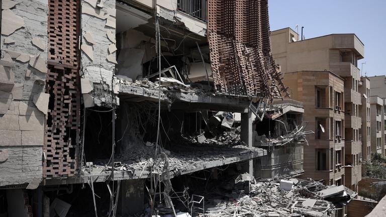 Ein durch einen israelischen Luftangriff beschädigtes Gebäude in Teheran.