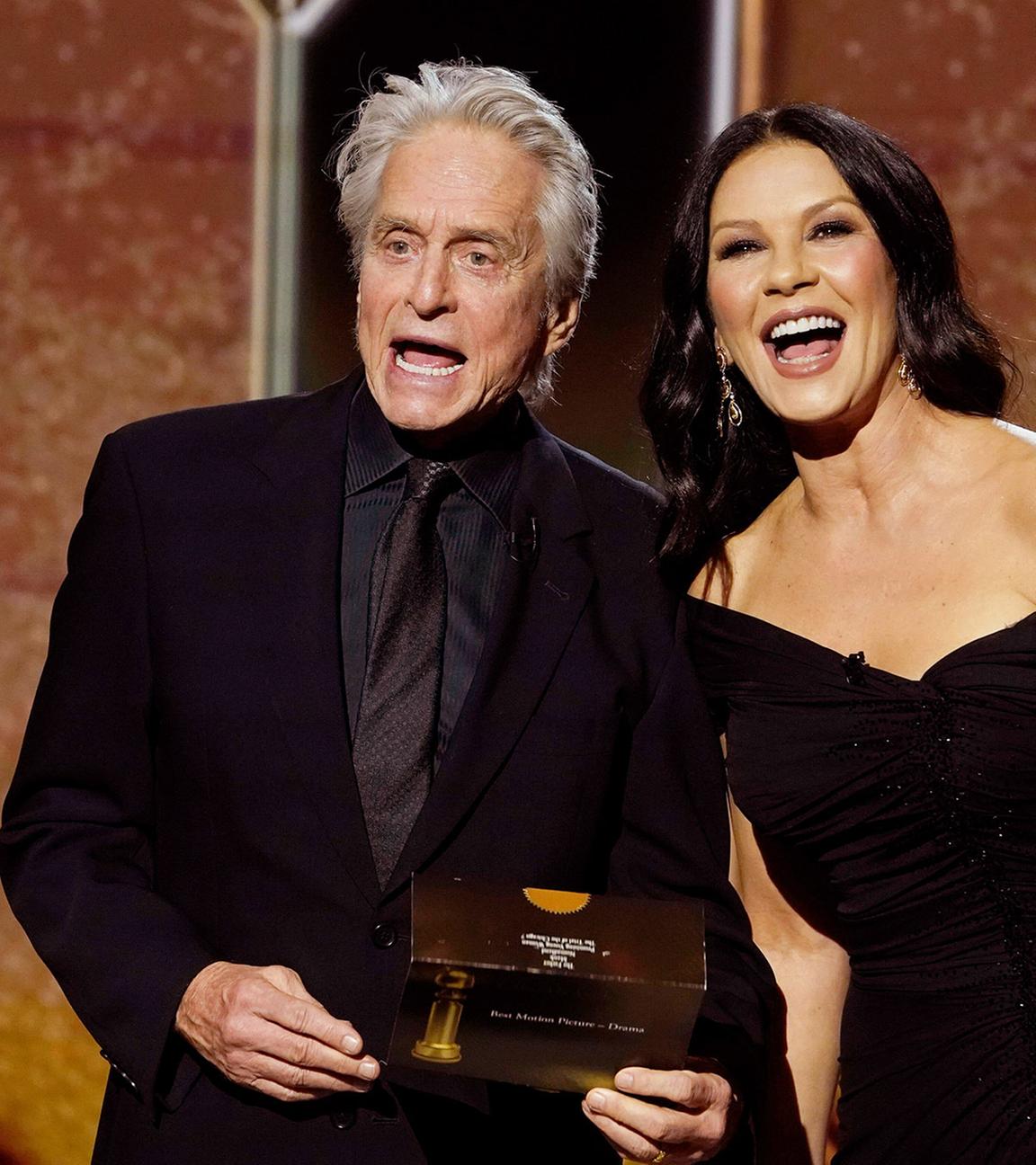 Zu sehen sind Catherine Zeta-Jones und Michael Douglas nebeneinander auf einer Veranstaltung