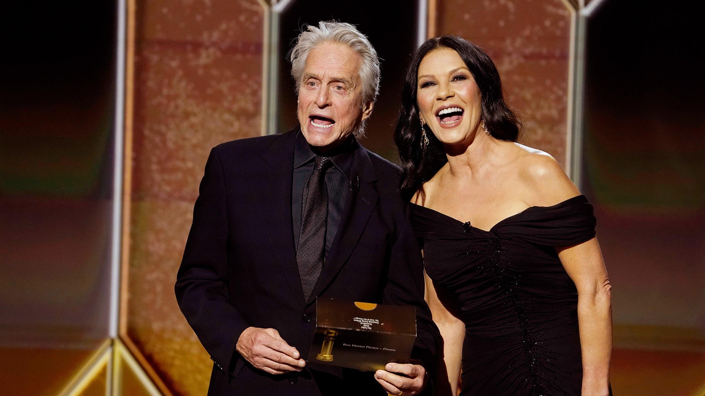 Zu sehen sind Catherine Zeta-Jones und Michael Douglas nebeneinander auf einer Veranstaltung