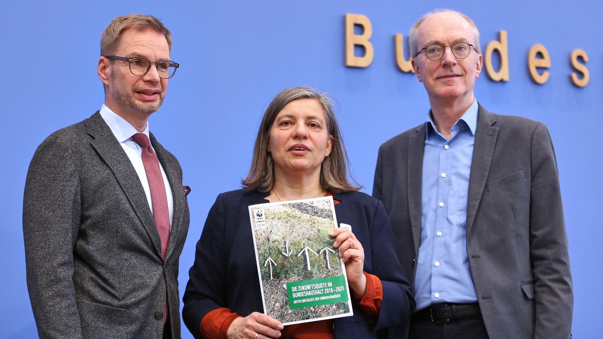Reiner Holznagel, Viviane Raddatz und Friedrich Heinemann stehen bei einer Pressekonferenz zur Zukunftsquote 2025 des Zentrums für Europäische Wirtschaftsforschung.