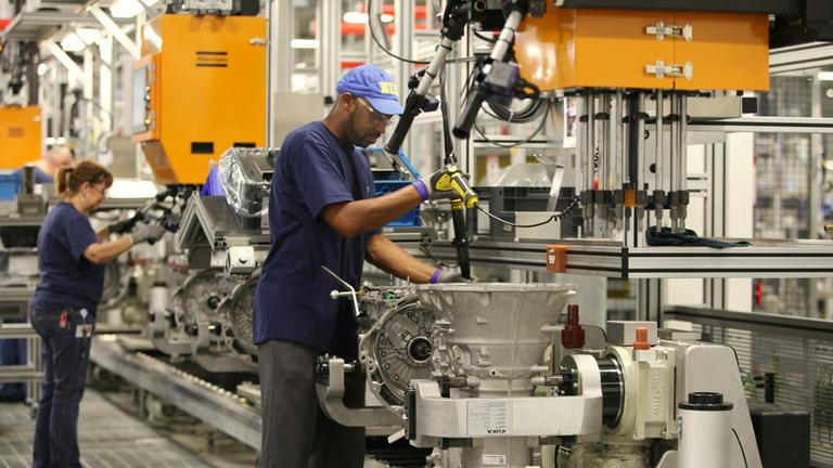 Das Bild zeigt die Montage von 8-Gang-Automatgetrieben der Firma ZF in South Carolina, USA
