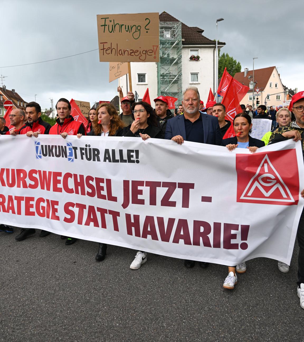 Mitarbeiter der ZF Friedrichshafen laufen in einem Demonstrationszug zum Forum des Automobilzulieferer-Konzerns