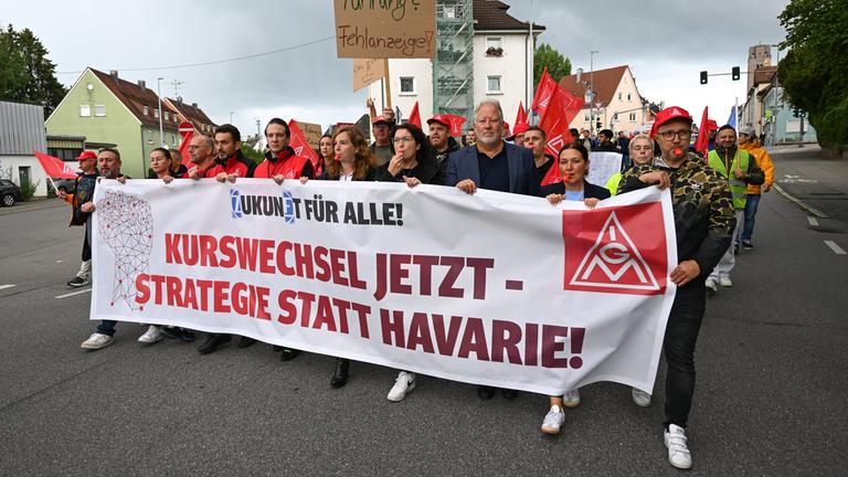 Mitarbeiter der ZF Friedrichshafen laufen in einem Demonstrationszug zum Forum des Automobilzulieferer-Konzerns