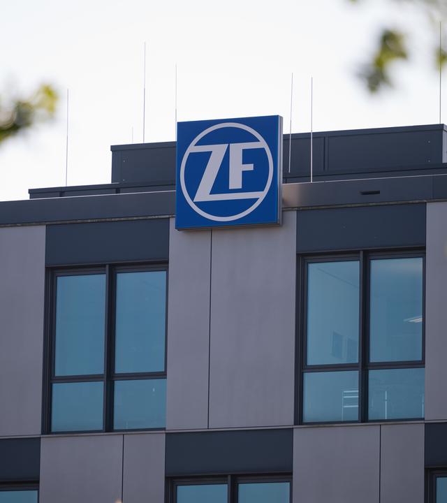 Das ZF Logo am Verwaltungsgebäude des Saarbrücker Werks.