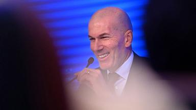 Zinedine Zidane spricht am 28. Juli 2026 bei seiner Vorstellung als neuer Nationaltrainer Frankreichs auf einer Pressekonferenz im Hauptsitz des Französischen Fußballverbands (FFF) in Paris.