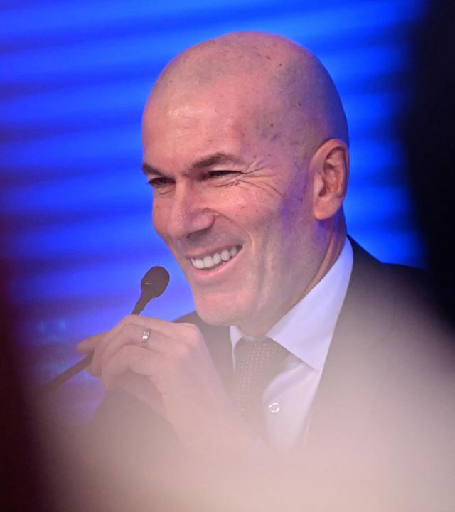 Zinedine Zidane spricht am 28. Juli 2026 bei seiner Vorstellung als neuer Nationaltrainer Frankreichs auf einer Pressekonferenz im Hauptsitz des Französischen Fußballverbands (FFF) in Paris.