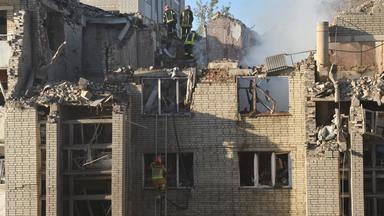 30.07.2026, Ukraine, Lemberg: Rettungskräfte durchsuchen nach einem Luftangriff in Lemberg (Ukraine) die Trümmer eines Wohngebäudes.
