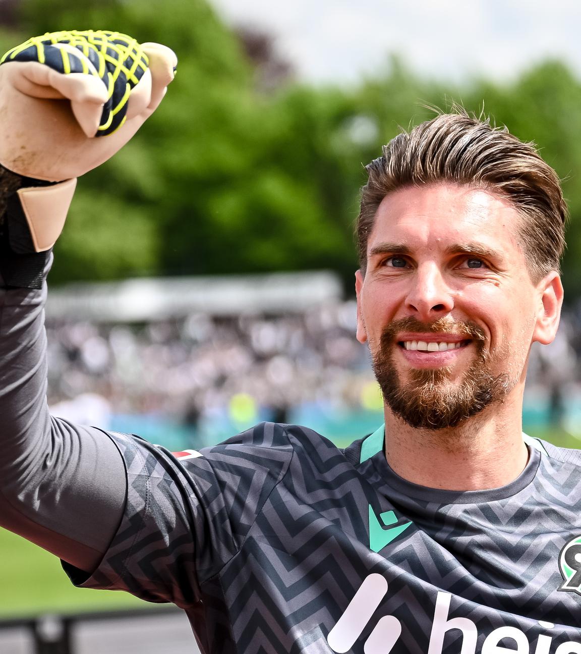 Fußball, 2. Bundesliga, SSV Ulm 1846 - Hannover 96: Hannovers Torwart Ron-Robert Zieler ballt die Faust vor den Fans.