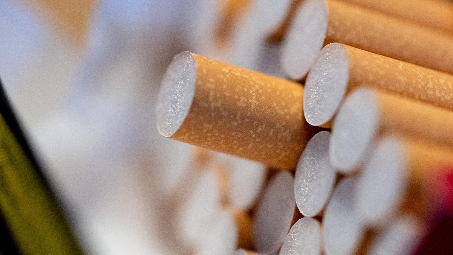 Illustration: Eine geöffnete Zigarettenpackung liegt auf einem Tisch