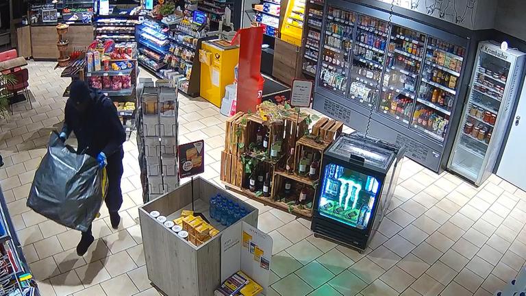 Überwachungskamera zeigt wie Diebe Zigaretten-Packungen aus Tankstelle klauen