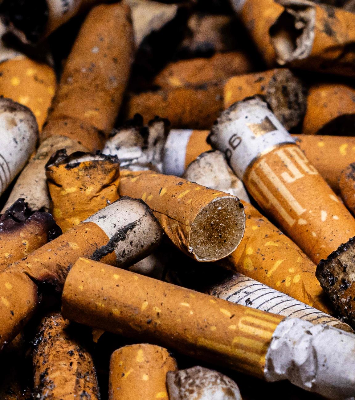 Verbrannte Zigarettenstümmel.