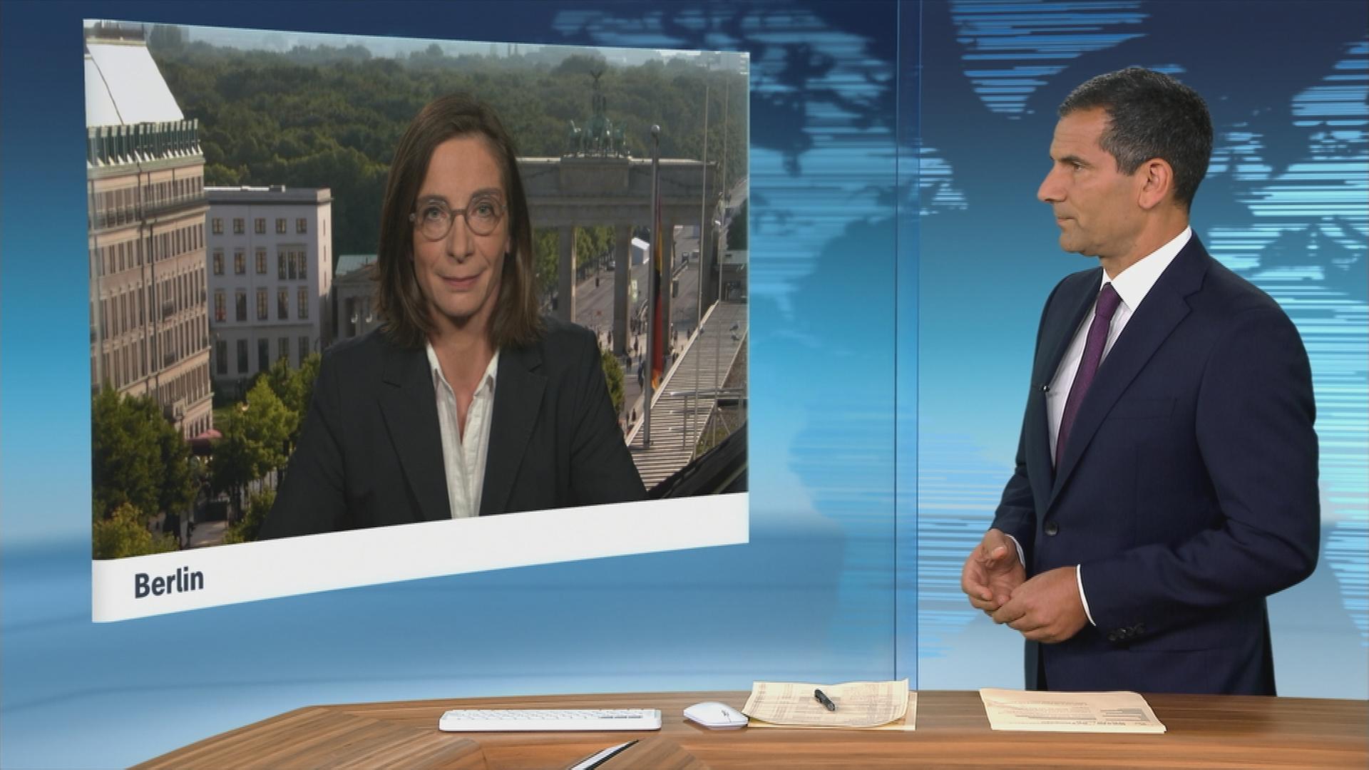 Berlin Korrespondentin Diana Zimmermann im Gespräch mit Moderator Mitri Sirin.