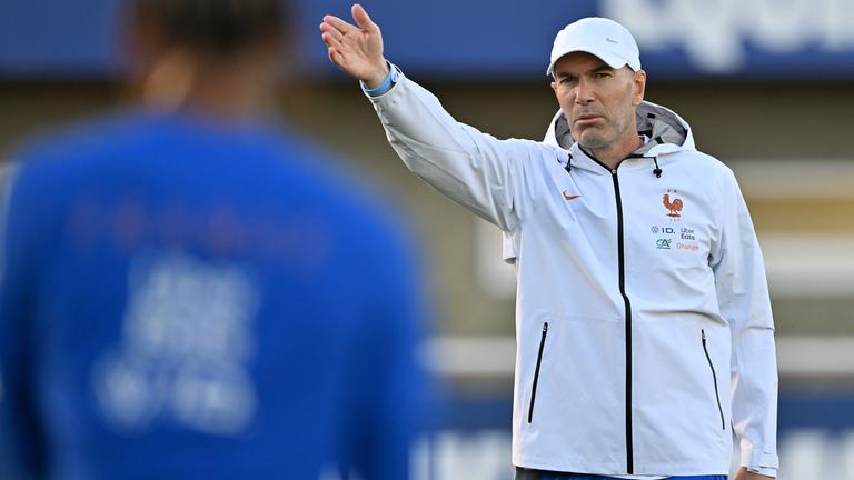 Französischer Nationaltrainer mit weisser Jacke und Kappe instruiert seine Spieler