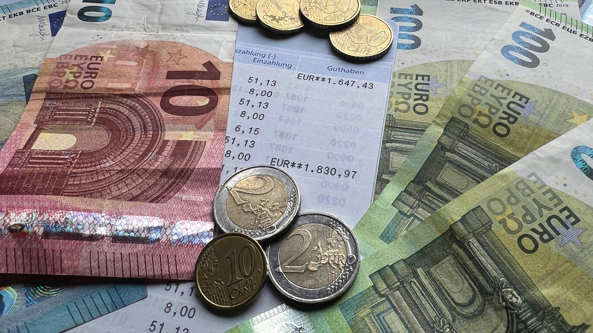 Symbolbild: Sparbuch und Geldscheine