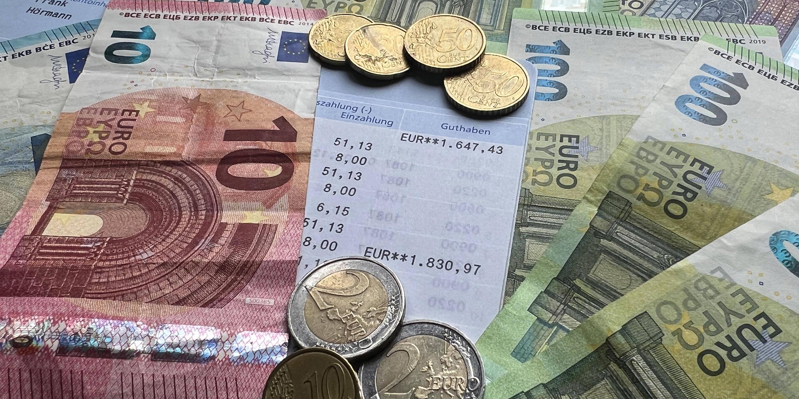 Symbolbild: Sparbuch und Geldscheine