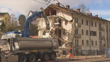 Ein Haus wird abgerissen