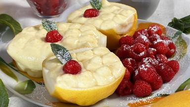 Zitronencreme mit Minz-Sirup und Himbeeren